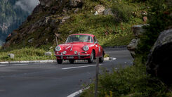 Zwei Oldtimer auf einer Bergstraße 