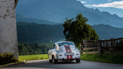 Ein Oldtimer vor Gebirgskulisse