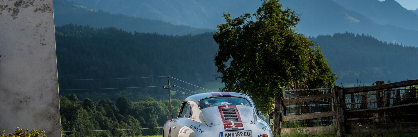 Ein Oldtimer vor Gebirgskulisse