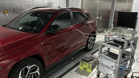 Auto in Großaufnahme in einer Werkstatt