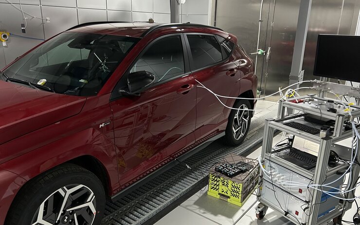 Auto in Großaufnahme in einer Werkstatt