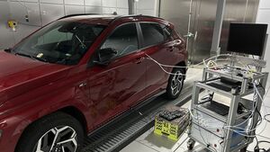 Auto in Großaufnahme in einer Werkstatt
