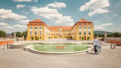 Man sieht den Schloss Hof von Schönbrunn an einem schönen Tag.