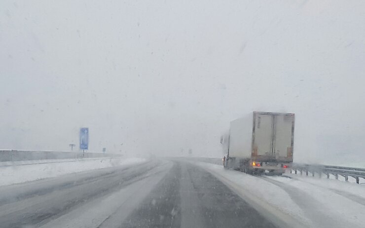 Schnee, Lkw, Sommerreifen, A1 Lkw fährt auf Schneefahrbahn