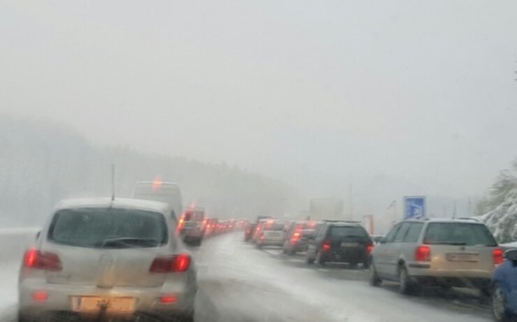 Autokolonne auf schneebedeckter Autobahn