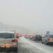 Autokolonne auf schneebedeckter Autobahn
