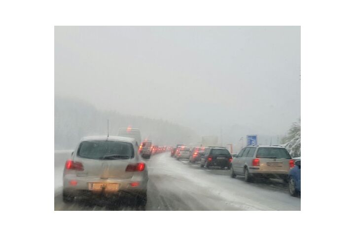 Autokolonne auf schneebedeckter Autobahn