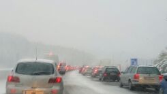 Autokolonne auf schneebedeckter Autobahn