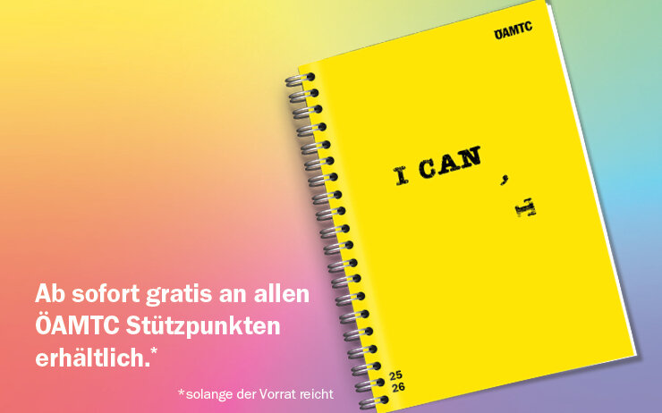 Der ÖAMTC Organizer 2025/26 Gelber ÖAMTC Schulkalender 2025/2026 mit Spiralbindung, vorderseitig bedruckt mit dem Slogan „I can(’t)“ auf buntem Hintergrund.