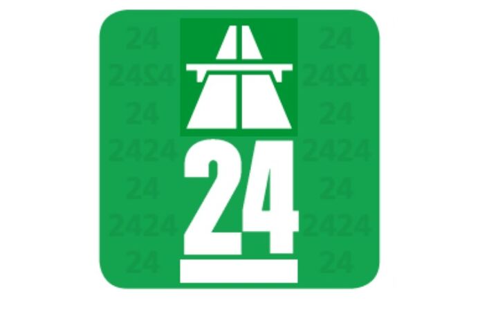 Schweizer Autobahn-Vignette 2024 -  Aufschrift 24 und Grafik einer Autobahn in weiß auf hellgrünem Hintergrund.