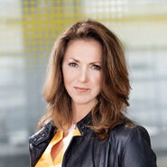 Portraitfoto von Marion Seidenberger, ÖAMTC-Verkehrspsychologin. Sie hat schulterlanges braunes Haar und trägt eine Lederjacke und eine Bluse.