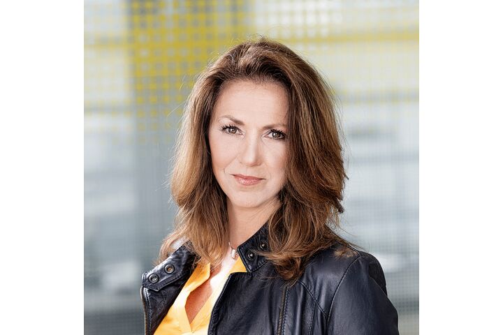 Portraitfoto von Marion Seidenberger, ÖAMTC-Verkehrspsychologin. Sie hat schulterlanges braunes Haar und trägt eine Lederjacke und eine Bluse.