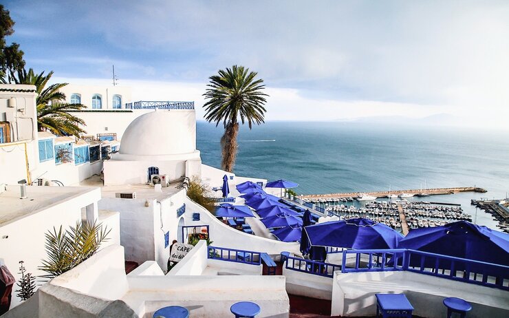 Sidi Bou Saïd, malerisches Dorf mit weiß-blauen Häusern und Blick auf den Golf von Tunis