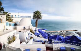 Sidi Bou Saïd, malerisches Dorf mit weiß-blauen Häusern und Blick auf den Golf von Tunis
