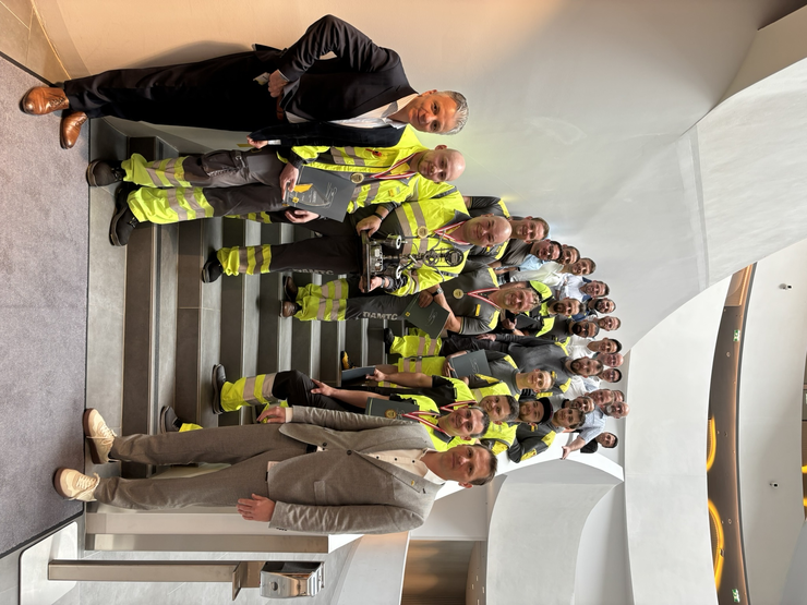 ÖAMTC-Direktor Oliver Schmerold steht zusammen mit allen Pannenfahrern, die teilgenommen haben. Einer der Sieger, Jordan Simeonovic, hält die Trophäe.