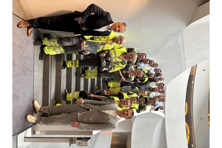 ÖAMTC-Direktor Oliver Schmerold steht zusammen mit allen Pannenfahrern, die teilgenommen haben. Einer der Sieger, Jordan Simeonovic, hält die Trophäe.