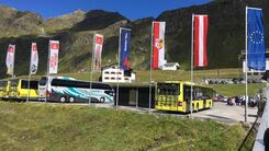 Busparkplatz Silvretta Bielerhöhe mit mehreren parkenden Bussen