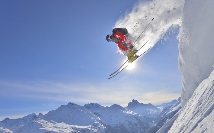 Cross Schifahrer bei einem Sprung 
