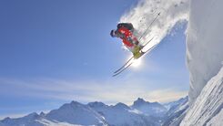 Cross Schifahrer bei einem Sprung 