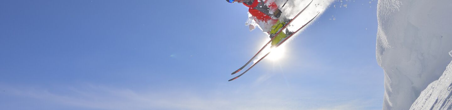 Cross Schifahrer bei einem Sprung 