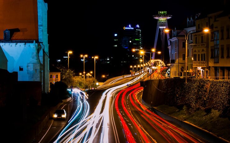Slowakei Verkehrsregeln Straße in Bratislava in der Nacht