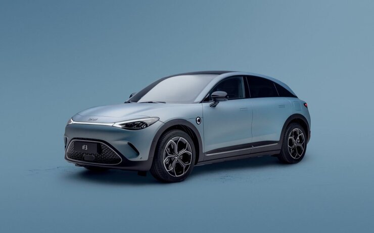 Smart #3.jpg Das Foto zeigt ein Fahrzeug vor einem blauen Hintergrund.