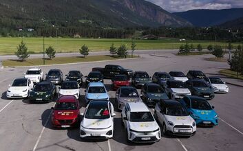 Eine Gruppe von Elektroautos parkt auf einem Parkplatz.