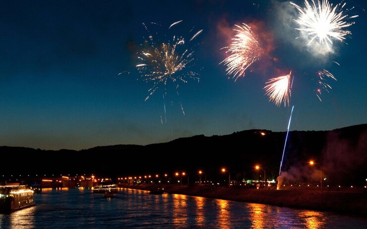 Feuerwerke und Sonnwendfeuer am Ufer der Donau.