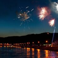 Feuerwerke und Sonnwendfeuer am Ufer der Donau.