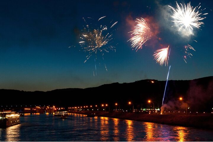 Feuerwerke und Sonnwendfeuer am Ufer der Donau.
