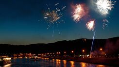 Feuerwerke und Sonnwendfeuer am Ufer der Donau.