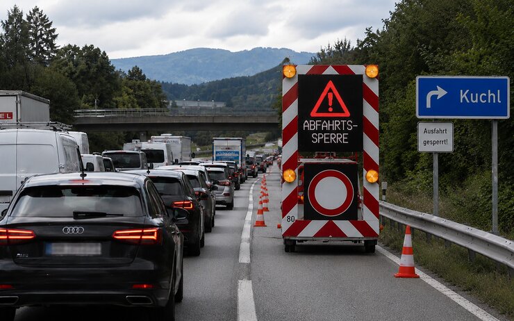 Sperre von A10-Auf- und Abfahrten an starken Reisesamstagen zur Eindämmung des Ausweichverkehrs