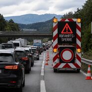 Sperre von A10-Auf- und Abfahrten an starken Reisesamstagen zur Eindämmung des Ausweichverkehrs