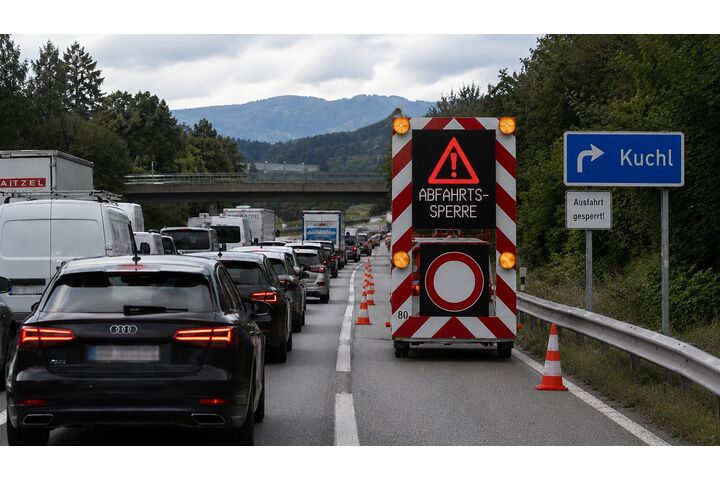 Sperre von A10-Auf- und Abfahrten an starken Reisesamstagen zur Eindämmung des Ausweichverkehrs