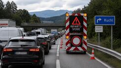 Sperre von A10-Auf- und Abfahrten an starken Reisesamstagen zur Eindämmung des Ausweichverkehrs