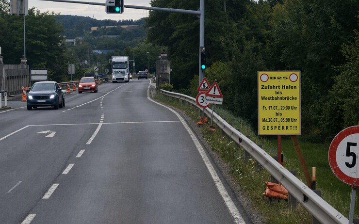Foto von der Straße und Baustellenschild mit der Information bezüglich der Straßensperre
