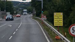 Foto von der Straße und Baustellenschild mit der Information bezüglich der Straßensperre