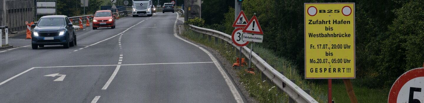 Foto von der Straße und Baustellenschild mit der Information bezüglich der Straßensperre