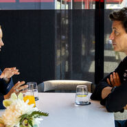 Die österreichische Staatssekretärin Michaela Schmidt und Mercedes-1-Teamchef Toto Wolff im Gespräch. 