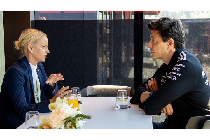 Die österreichische Staatssekretärin Michaela Schmidt und Mercedes-1-Teamchef Toto Wolff im Gespräch. 