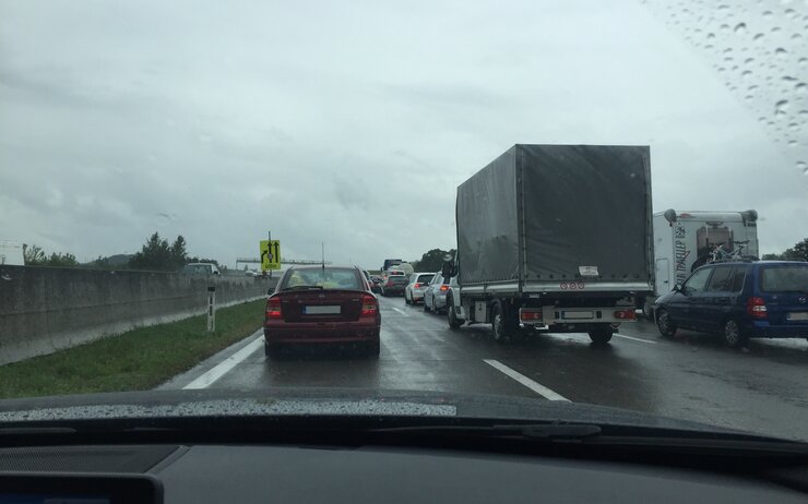 Stau Autobahn Auf einer Autobahn stehen Fahrzeuge im Stau.