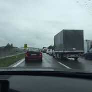 Auf einer Autobahn stehen Fahrzeuge im Stau.