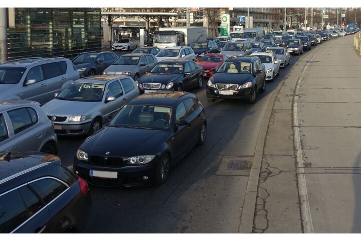 Stau auf Wiener Hauptstraße