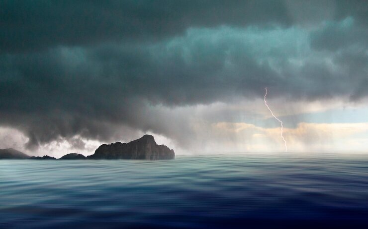 Heftiger Sturm auf dem Meer mit dunklen Wolken am Himmel und starkem Wind