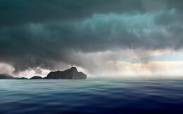 Heftiger Sturm auf dem Meer mit dunklen Wolken am Himmel und starkem Wind