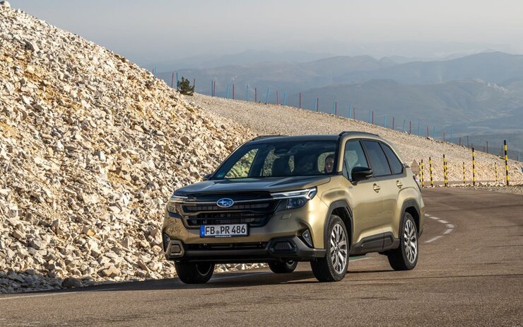 Das Bild zeigt ein Fahrzeug, welches eine Kurve fährt.