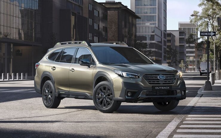 Subaru Outback.jpg Fahrzeug steht an einer Kreuzung.