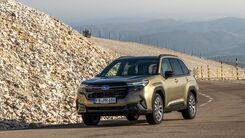 Das Bild zeigt ein Fahrzeug, welches eine Kurve fährt.