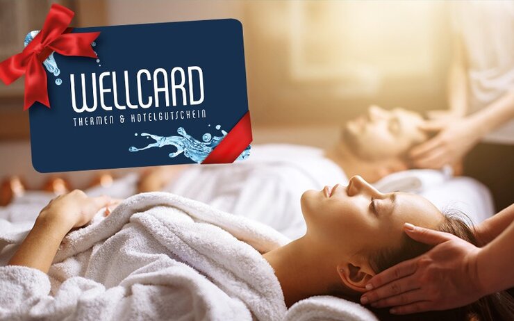 WellCard Gutschein Auf dem Foto ist ein liegendes Pärchen im Bademantel zu sehen, das gerade eine Kopfmassage erhält. In linken oberen Eck ist zudem eine WellCard mit roer Masche zu sehen. Die WellCard ist ein Themen- und Hotelgutschein.