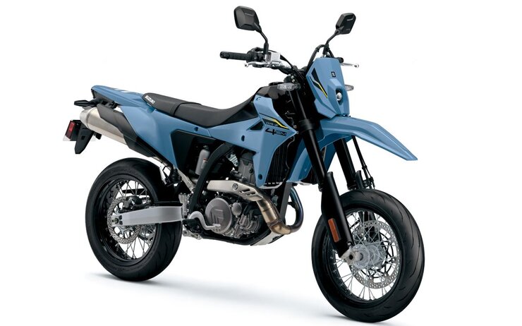 Stehendes Motorrad.